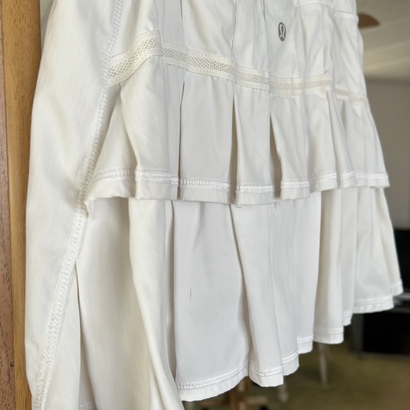 Lululemon Pace Setter Skirt. White EUC Size 2 - Picture 5 of 7